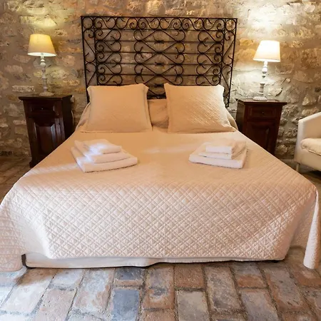 Castello Valenzino Bed & Breakfast 3*