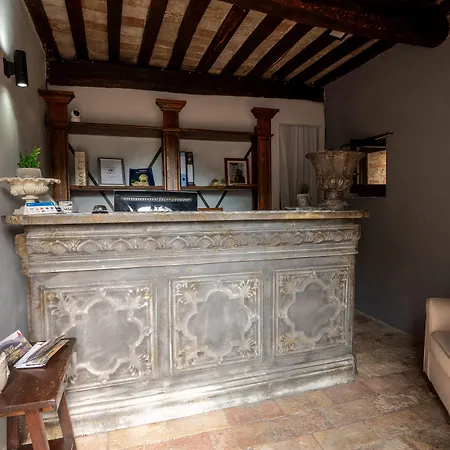 Castello Valenzino Bed and breakfast Antognola