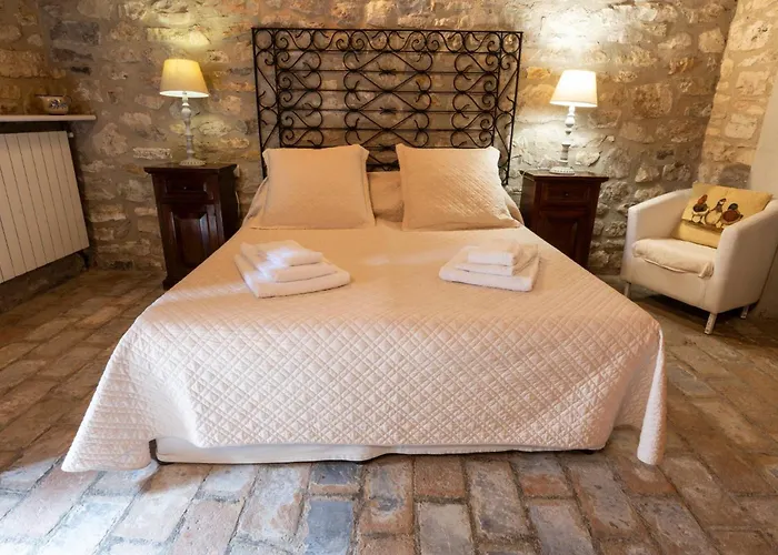 Castello Valenzino Nocleg ze śniadaniem 3*